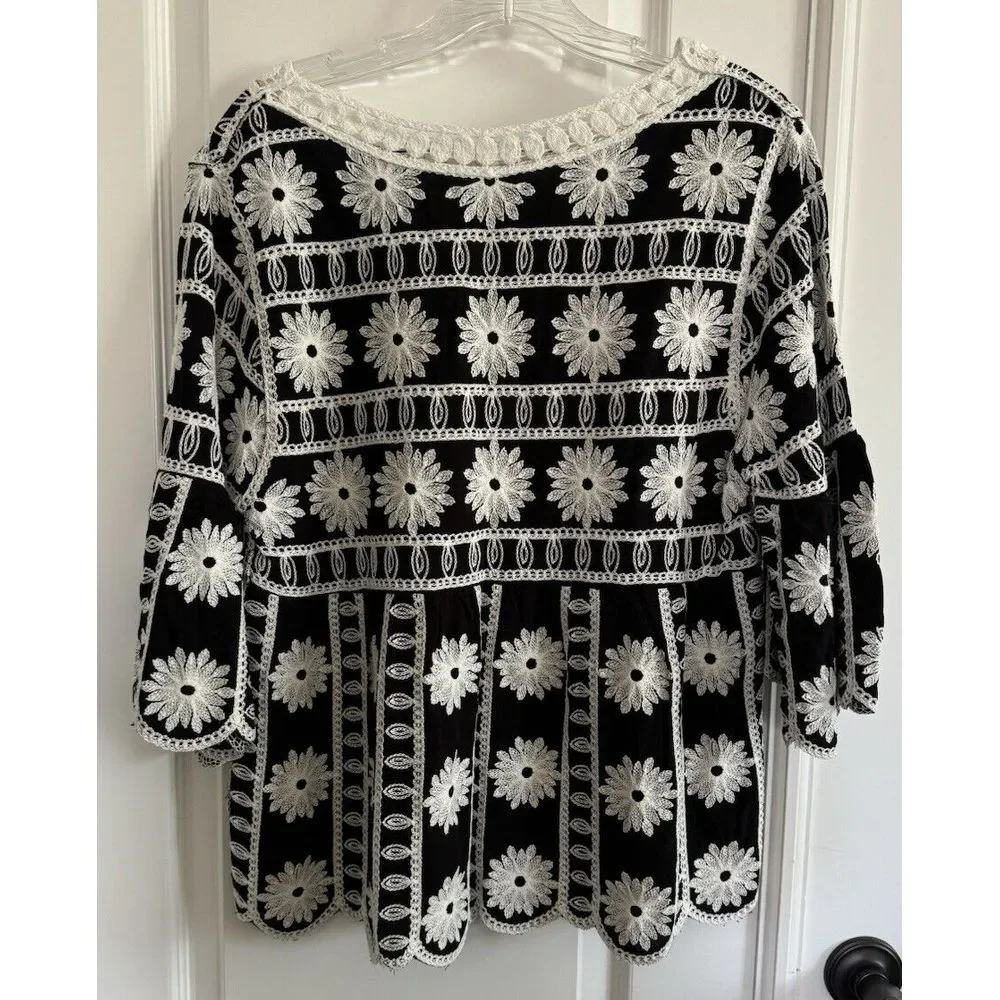 Kindred Women's Sz M Black White Scalloped Crochet‎ Embroidered Floral Top